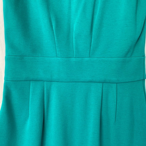 EUC Taylor Ruffle V-Neck Sleeveless Sheath Dress - Picture 5 of 9